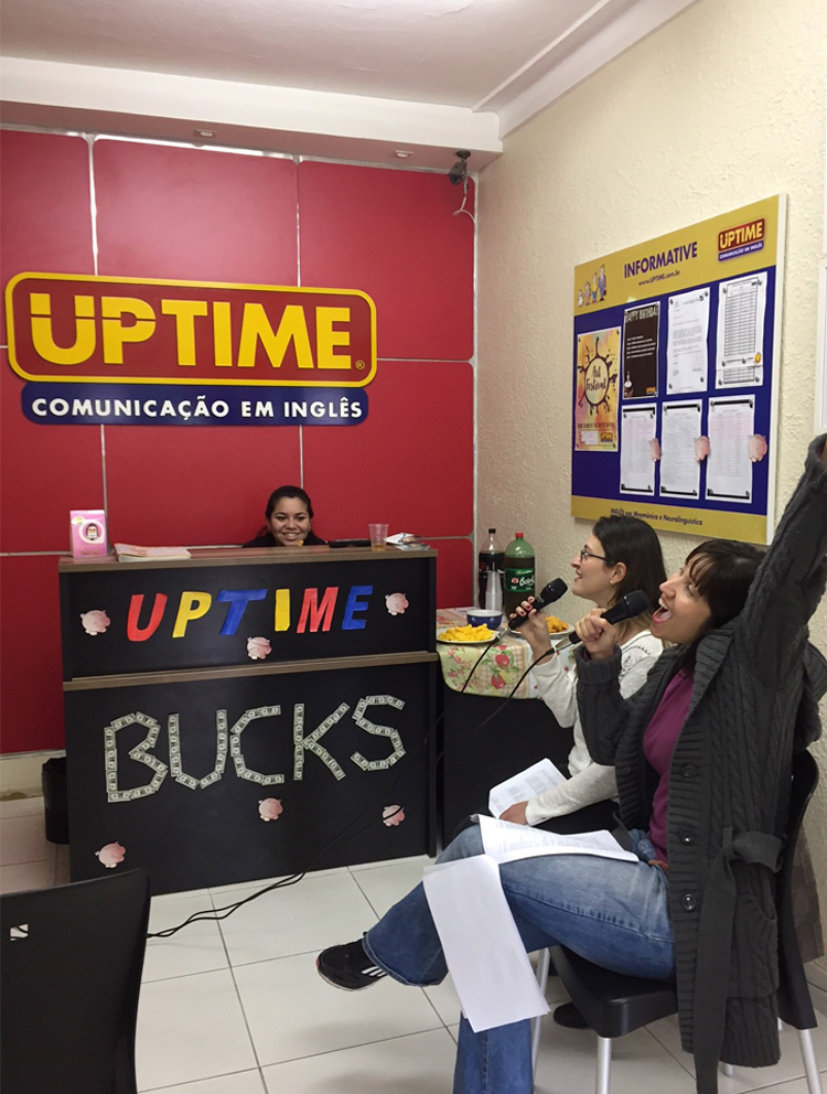 O videokê animou o sábado dos alunos e profissionais da unidade