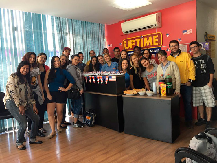 Alunos da UPTIME de Vila Velha (ES) rodeados pelo lanche oferecido pela escola no 4th of July, com direito até a cupcakes de chocolate