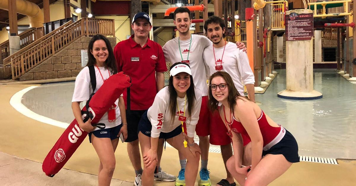 Debora e os colegas de trabalho do parque aquático