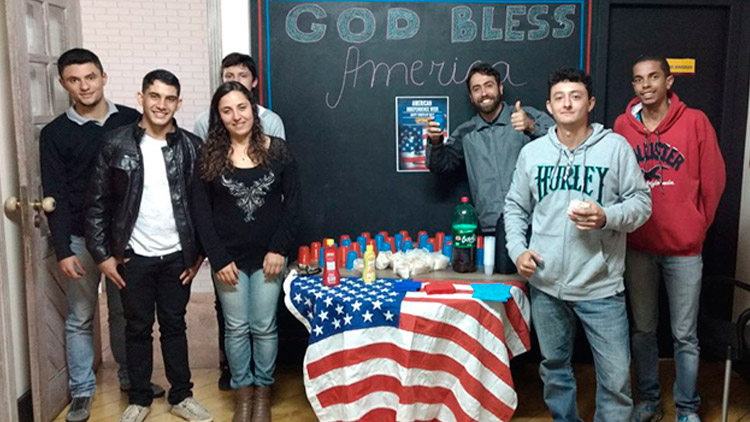 Além do lanchinho no maior estilo americano, os alunos da UPTIME Itaúna (MG) receberam um encarte com informações sobre o 4th of July