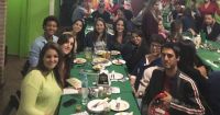 Alunos praticando o inglês em um restaurante em Ribeirão Preto