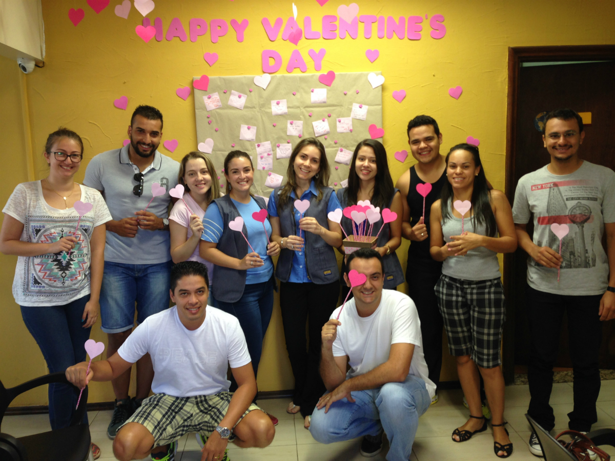 Cartões com mensagens em inglês foram colocados no mural da unidade de Americana/SP