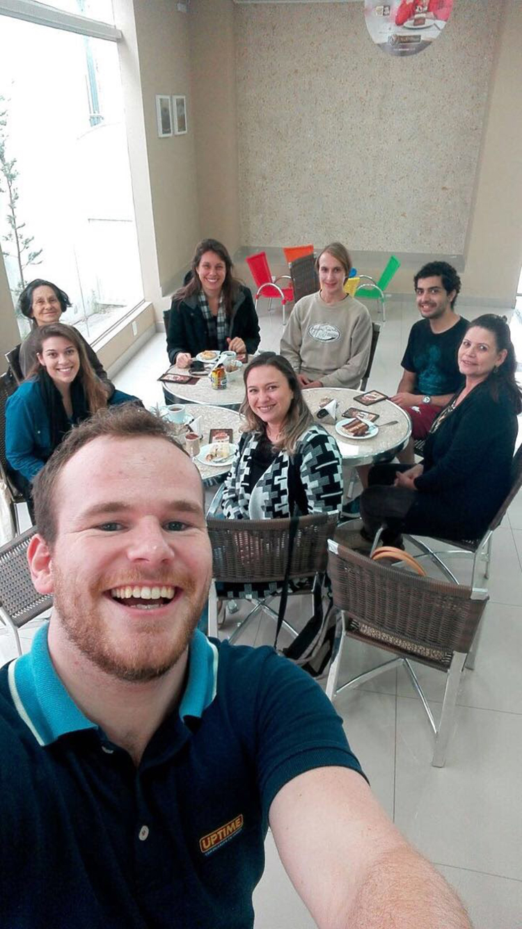 Instrutor e alunos da UPTIME Florianópolis (SC) na lanchonete