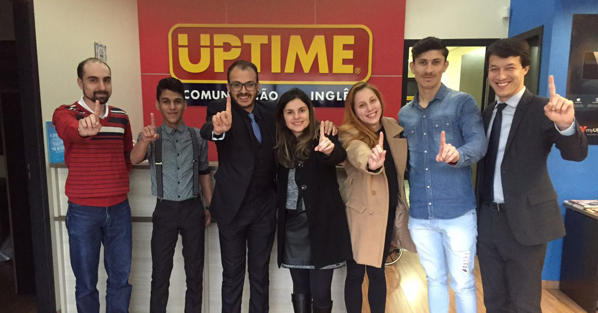 Tiago Cruz - o 3º da esquerda para direita - na unidade de São José dos Pinhais/PR com representantes sulistas da UPTIME