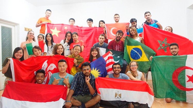 Amanda entre intercambistas de diversos países